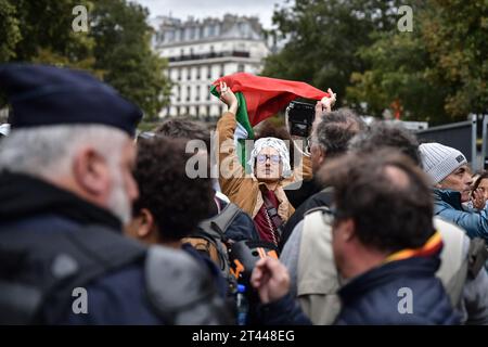 Paris, France. 28th Oct, 2023. Protesters participate in a demonstration in solidarity with Gaza in Paris, France, on October 28, 2023. Photo by Firas Abdullah/ABACAPRESS.COM Credit: Abaca Press/Alamy Live News Stock Photo