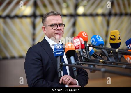 Finland's Prime Minister Petteri Orpo (L) welcomes Spain's Prime ...