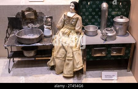 1930s German toy set - kitchen, housewife, doll woman in the kitchen Stock Photo