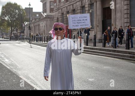 London, England, UK. 28th Oct, 2023 man holding protest sign will killing children solve the problem please stop now . © Horst Friedrichs Credit: horst friedrichs/Alamy Live News Stock Photo