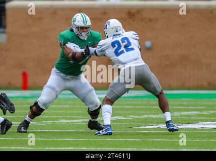 Memphis defensive lineman Jaylon Allen (22) plays against Navy during ...