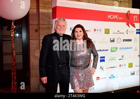 Claudia Wenzel mit Ehemann Rüdiger Joswig bei der 15. Hope Gala 2023 im Schauspielhaus. Dresden, 28.10.2023 Stock Photo
