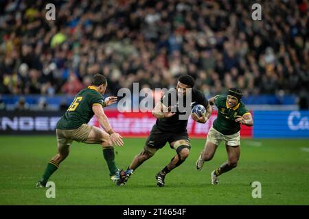 New Zealand's number eight Ardie Savea (R) is tackled by South Africa's hooker Deon Fourie (L) and South Africa's right wing Kurt-Lee Arendse (TOP) during the France 2023 Rugby World Cup Final between New Zealand and South Africa at the Stade de France in Saint-Denis, on the outskirts of Paris, on October 28, 2023.Photo by Eliot Blondet/ABACAPRESS.COM Credit: Abaca Press/Alamy Live News Stock Photo