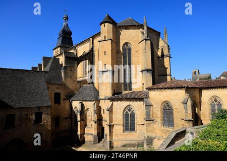 Saint-Sacerdos Cathedral in the medieval city of Sarlat in Périgord Noir is a French Roman Catholic cathedral in the Gothic style. Sarlat, Périgord, D Stock Photo