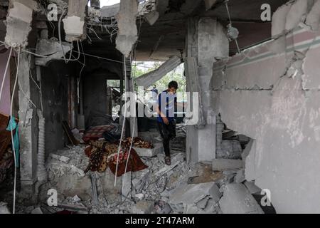 Rafah, Palestinian Territories. 29th Oct, 2023. Palestinians inspect the destroyed house belonging to the Al-Maghari family after an Israeli airstrike on Rafah, southern of the Gaza Strip. Credit: Abed Rahim Khatib/dpa/Alamy Live News Stock Photo