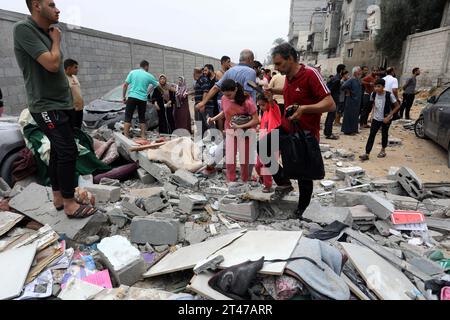 Rafah, Palestinian Territories. 29th Oct, 2023. Palestinians inspect the destroyed house belonging to the Al-Maghari family after an Israeli airstrike on Rafah, southern of the Gaza Strip. Credit: Abed Rahim Khatib/dpa/Alamy Live News Stock Photo