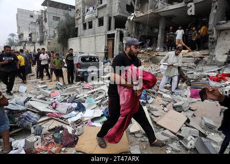 Rafah, Palestinian Territories. 29th Oct, 2023. Palestinians inspect the destroyed house belonging to the Al-Maghari family after an Israeli airstrike on Rafah, southern of the Gaza Strip. Credit: Abed Rahim Khatib/dpa/Alamy Live News Stock Photo