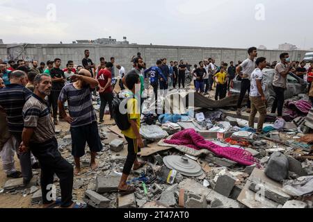 Rafah, Palestinian Territories. 29th Oct, 2023. Palestinians inspect the destroyed house belonging to the Al-Maghari family after an Israeli airstrike on Rafah, southern of the Gaza Strip. Credit: Abed Rahim Khatib/dpa/Alamy Live News Stock Photo