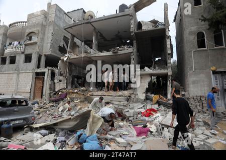 Rafah, Palestinian Territories. 29th Oct, 2023. Palestinians inspect the destroyed house belonging to the Al-Maghari family after an Israeli airstrike on Rafah, southern of the Gaza Strip. Credit: Abed Rahim Khatib/dpa/Alamy Live News Stock Photo