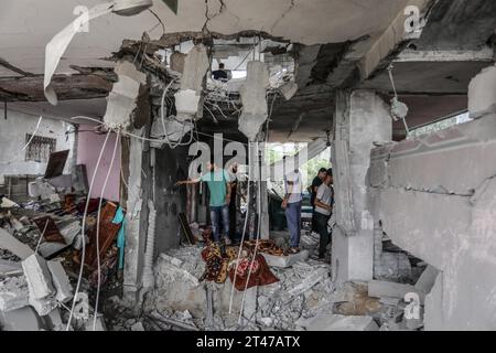 Rafah, Palestinian Territories. 29th Oct, 2023. Palestinians inspect the destroyed house belonging to the Al-Maghari family after an Israeli airstrike on Rafah, southern of the Gaza Strip. Credit: Abed Rahim Khatib/dpa/Alamy Live News Stock Photo