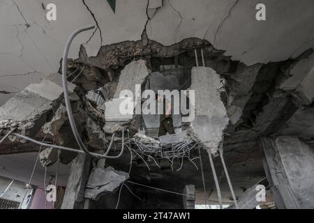 Rafah, Palestinian Territories. 29th Oct, 2023. A Palestinian man inspects the destroyed house belonging to the Al-Maghari family after an Israeli airstrike on Rafah, southern of the Gaza Strip. Credit: Abed Rahim Khatib/dpa/Alamy Live News Stock Photo