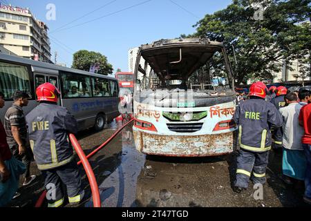 Bangladesch nach den Ausschreitungen mit Todesfällen Unidentified miscreants set a public bus on fire during a countrywide strike from dawn to dusk called by the Bangladesh Nationalist Party BNP, protesting against the alleged police attacks on their Saturday rally in Dhaka, Bangladesh on October 29, 2023. At least one person died in the heavy riots. Dhaka Dhaka District Bangladesh Copyright: xHabiburxRahmanx Credit: Imago/Alamy Live News Stock Photo