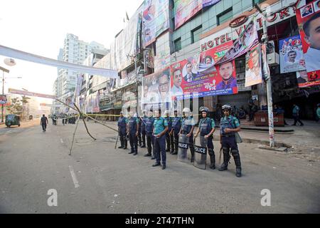 Bangladesch nach den Ausschreitungen mit Todesfällen Bangladesh s Criminal Investigation Department CID unit gather along a street as they inspect a protest site after Bangladesh Nationalist party BNP activists held a rally amid the ongoing nationwide strike in Dhaka on October 29, 2023. More than 100,000 supporters of two major Bangladesh opposition parties rallied on October 28, to demand Prime Minister Sheikh Hasina step down to allow a free and fair vote under a neutral government. Both BNP and Jamaat-e-Islami called for a nationwide strike on October 29, to protest the violence. At leas Stock Photo