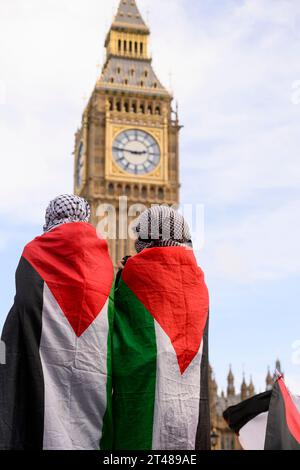 Pro-Palestine protesters rally in Parliament Square, calling for a ceasefire of the ongoing Israeli military offensive in Gaza. Parliament Square, Lon Stock Photo