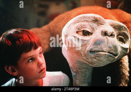 HENRY THOMAS in E. T. THE EXTRA-TERRESTRIAL (1982), directed by STEVEN SPIELBERG. Credit: UNIVERSAL PICTURES / Album Stock Photo