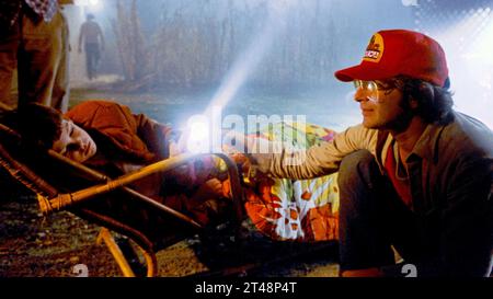 STEVEN SPIELBERG and HENRY THOMAS in E. T. THE EXTRA-TERRESTRIAL (1982), directed by STEVEN SPIELBERG. Credit: UNIVERSAL PICTURES / Album Stock Photo