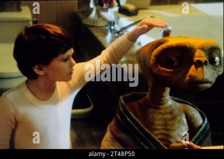 HENRY THOMAS in E. T. THE EXTRA-TERRESTRIAL (1982), directed by STEVEN SPIELBERG. Credit: UNIVERSAL PICTURES / Album Stock Photo