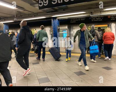 Busy 59th Street-Columbus Circle station in the New York subway on Sunday, October 22, 2023. (© Frances M. Roberts) Stock Photo