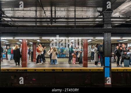 Busy Pennsylvania Station platform in the New York subway on Sunday, October 22, 2023. (© Richard B. Levine) Stock Photo