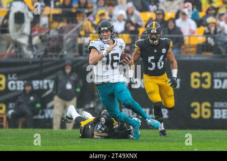 Hookstown, Pennsylvania, USA. 29th Oct, 2023. Jacksonville Jaguars quarterback TREVOR LAWRENCE (16) runs the ball during the NFL football game between the Pittsburgh Steelers and the Jacksonville Jaguars at Acrisure Stadium in Pittsburgh, Pennsylvania (Credit Image: © Brent Gudenschwager/ZUMA Press Wire) EDITORIAL USAGE ONLY! Not for Commercial USAGE! Credit: ZUMA Press, Inc./Alamy Live News Stock Photo