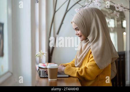Image of beautiful asian muslim woman smiling Stock Photo - Alamy