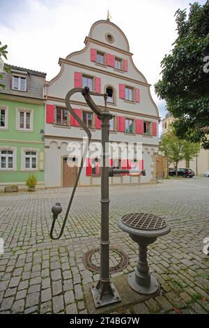 Pump well and half-timbered house with tail gable, red, shutters, Burggasse, Schweinfurt, Lower Franconia, Franconia, Bavaria, Germany Stock Photo