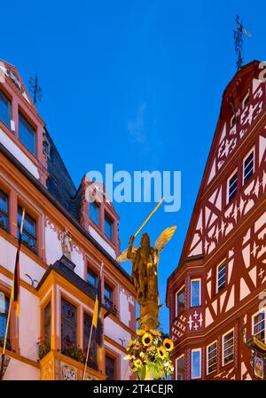 St. Michael's Fountain with town hall and gabled half-timbered house on the medieval market square in the evening, Germany, Rhineland-Palatinate, Stock Photo