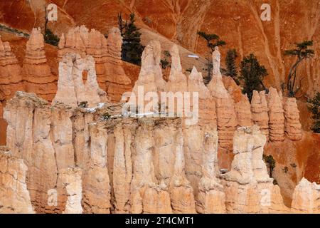 Snow on eroded hoodoos in the Bryce Amphitheater below Sunset Point, Bryce Canyon National Park, Utah.  Note the small arch. Stock Photo