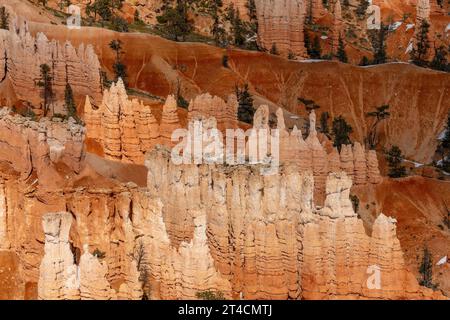 Snow on eroded hoodoos in the Bryce Amphitheater below Sunset Point, Bryce Canyon National Park, Utah.  Note the small arch. Stock Photo