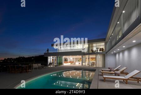 Pool side view at dusk. Oceanus House, Los Angeles, United States. Architect: Pierre De Angelis, 2023. Stock Photo