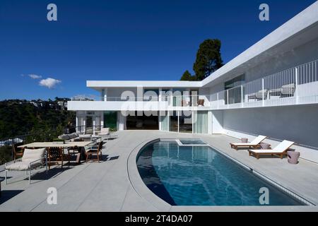Pool side view. Oceanus House, Los Angeles, United States. Architect: Pierre De Angelis, 2023. Stock Photo