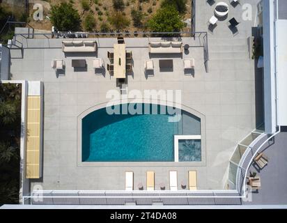 Pool side view - from above. Oceanus House, Los Angeles, United States. Architect: Pierre De Angelis, 2023. Stock Photo