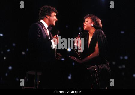 C0026 ;JOHNNY MATHIS AND DENIECE WILLIAMS ;   Credit: Lynn Mcafee / Performing Arts Images www.performingartsimages.com Stock Photo