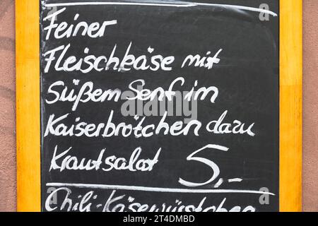 Fleischkäse im Brötchen mit Senf, Werbetafel für Essen, Frankfurt, Hessen, Deutschland *** Meatloaf in a bun with mustard, advertising board for food, Frankfurt, Hesse, Germany Credit: Imago/Ģ����ý Live News Stock Photo