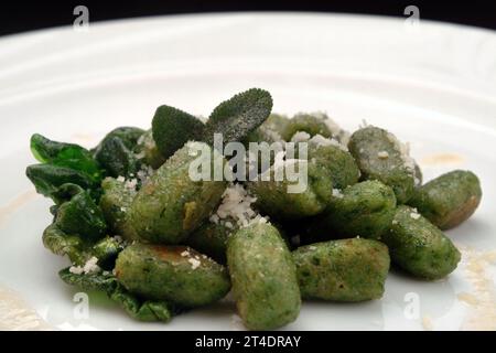 Italian food recipes Strangolapreti (or strozzapreti) of stale bread and spinach,with butter and sage sauce. Stock Photo