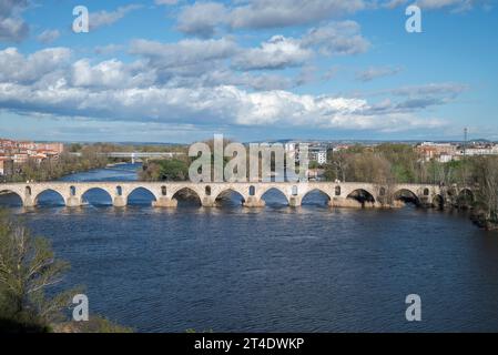 Views of the Duero River and the Puente de Piedra (Stone Bridge) from the Troncoso viewpoint, in the city of Zamora, Spain Stock Photo
