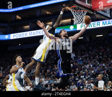 Golden State Warriors guard Gary Payton II (0) shoots next to Denver ...