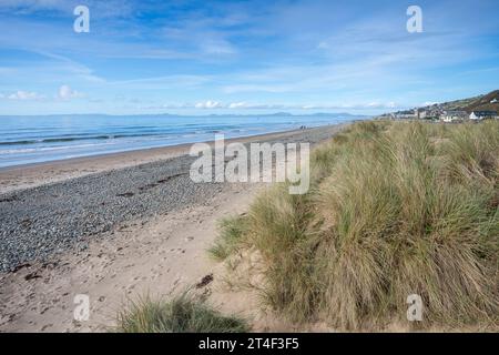 An HDR image of the pebbles and sand on the beach at Barmouth, backed by the dune grass. Stock Photo