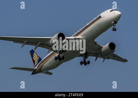 Singapore Airlines Airbus A350-900 on a sunny day landing at Singapore Changi Airport Stock Photo