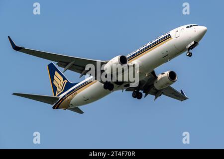 Singapore Airlines  Boeing 737-800 on a sunny day landing at Singapore Changi Airport Stock Photo