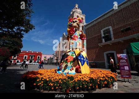 Atlixco, Mexico. 20th Oct, 2023. October 20, 2023 in Atlixco, Mexico: A monumental Catrina that was installed as part of the Day of the Dead celebration, is seen in the main square in the municipality of Atlixco. on October 20, 2023 in Atlixco, Mexico. (Photo by Carlos Santiago/Eyepix Group/Sipa USA) Credit: Sipa USA/Alamy Live News Stock Photo