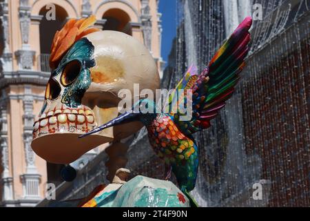 Atlixco, Mexico. 20th Oct, 2023. October 20, 2023 in Atlixco, Mexico: A monumental Catrina that was installed as part of the Day of the Dead celebration, is seen in the main square in the municipality of Atlixco. on October 20, 2023 in Atlixco, Mexico. (Photo by Carlos Santiago/Eyepix Group/Sipa USA) Credit: Sipa USA/Alamy Live News Stock Photo