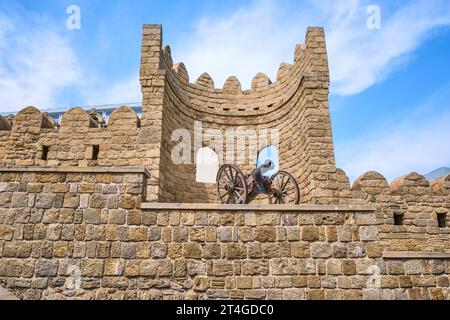 A canon sits in an alcove atop the stone fortress rampart wall that sourounds the city. In the Old City section of Baku, Azerbaijan. Stock Photo