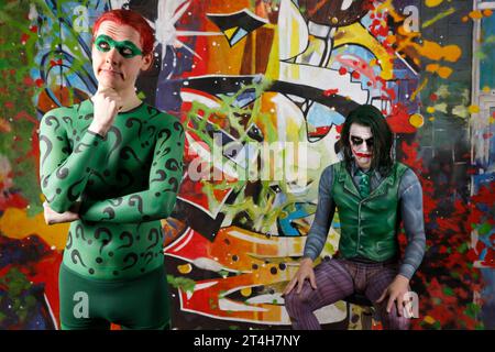 Aus dem FARBKÖRPER Kalender 2024 - Geek Art-Bodypainting und Transformaking: Joker meets Riddler Photoshooting mit Patrick Kiel als Joker und Paul Skupin als Riddler im Atelier Düsterwald in Hameln. Ein Projekt des Fotografen Tschiponnique Skupin und des Bodypainters und Transformakers Enrico Lein *** From the FARBKÖRPER calendar 2024 Geek Art Bodypainting and Transformaking Joker meets Riddler Photoshooting with Patrick Kiel as Joker and Paul Skupin as Riddler in the studio Düsterwald in Hameln A project of the photographer Tschiponnique Skupin and the Bodypainters and Transformakers Enrico L Stock Photo