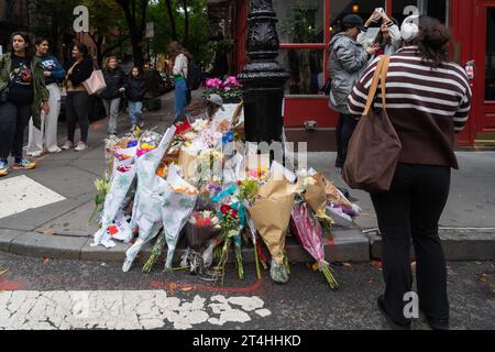 A makeshift memorial is seen for Matthew Perry outside of the building where the television show 'Friends' was filmed in New York City, NY October 30, 2023. Perry who played Chandler Bing on NBC's 'Friends' for 10 seasons was found dead at his Los Angeles home on Saturday. (Photo by Steve Sanchez/Sipa USA) Stock Photo