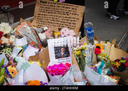 A makeshift memorial is seen for Matthew Perry outside of the building where the television show 'Friends' was filmed in New York City, NY October 30, 2023. Perry who played Chandler Bing on NBC's 'Friends' for 10 seasons was found dead at his Los Angeles home on Saturday. (Photo by Steve Sanchez/Sipa USA) Stock Photo