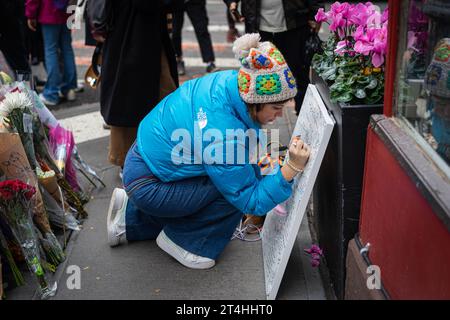 A makeshift memorial is seen for Matthew Perry outside of the building where the television show 'Friends' was filmed in New York City, NY October 30, 2023. Perry who played Chandler Bing on NBC's 'Friends' for 10 seasons was found dead at his Los Angeles home on Saturday. (Photo by Steve Sanchez/Sipa USA) Stock Photo