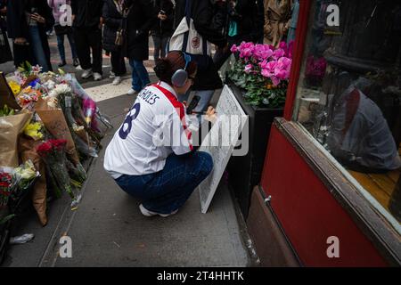 A makeshift memorial is seen for Matthew Perry outside of the building where the television show 'Friends' was filmed in New York City, NY October 30, 2023. Perry who played Chandler Bing on NBC's 'Friends' for 10 seasons was found dead at his Los Angeles home on Saturday. (Photo by Steve Sanchez/Sipa USA) Stock Photo