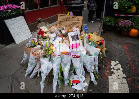 New York City, USA. 30th Oct, 2023. A makeshift memorial is seen for Matthew Perry outside of the building where the television show 'Friends' was filmed in New York City, NY October 30, 2023. Perry who played Chandler Bing on NBC's 'Friends' for 10 seasons was found dead at his Los Angeles home on Saturday. (Photo by Steve Sanchez/Sipa USA) Credit: Sipa USA/Alamy Live News Stock Photo