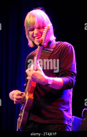 Der amerikanische Jazz-Gitarrist Mike Stern im Oberhausener Ebertbad. American jazz guitarist Mike Stern in Oberhausen. Oberhausen NRW DEUDEGERMANYDEUTSCHLANDALLEMAGNE Credit: Imago/Alamy Live News Stock Photo